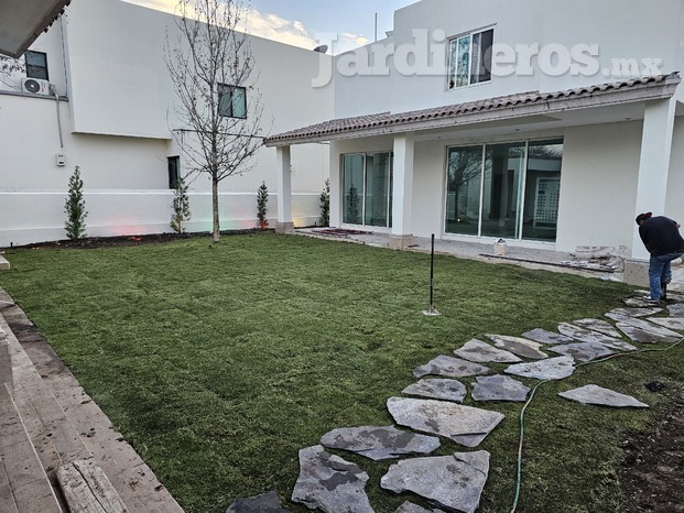 DISEÑO DE JARDÍN COMPLETO CON SISTEMA DE RIEGO, CÉSPED E ILUMINACIÓN DE PAISAJE