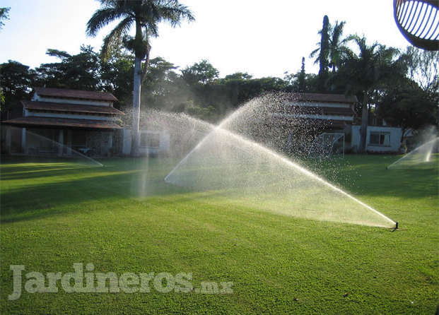 Sistema de riego automático por aspersión